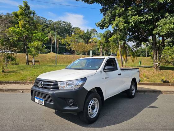 TOYOTA HILUX 2.8 D-4D TURBO DIESEL CS 4X4 AUTOMÁTICO TOYOTA HILUX 2.8 D-4D TURBO DIESEL CS 4X4 AUTOMÁTICO